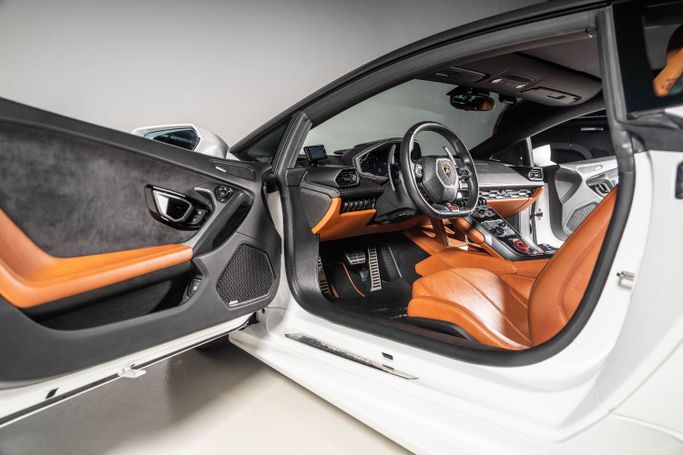 Подержанный Lamborghini Huracán I, 5.2 л, 2017 в Дубае от The Car Superstore Белый цвет. Японская | AUTO.AE