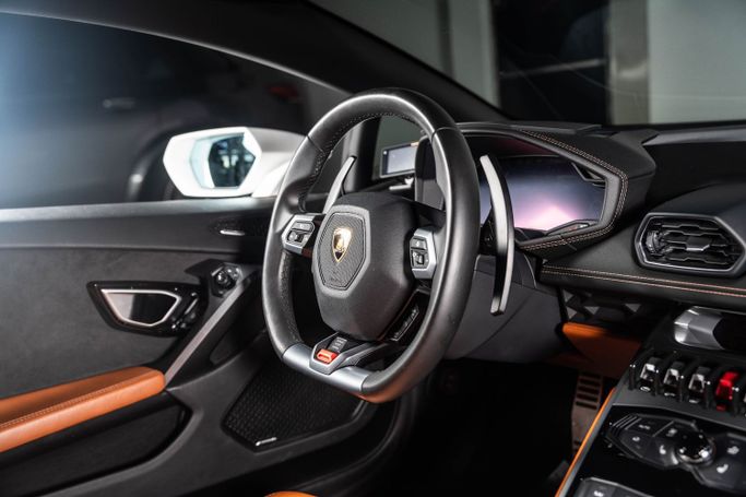 Подержанный Lamborghini Huracán I, 5.2 л, 2017 в Дубае от The Car Superstore Белый цвет. Японская | AUTO.AE