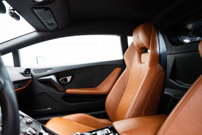 Подержанный Lamborghini Huracán I, 5.2 л, 2017 в Дубае от The Car Superstore Белый цвет. Японская | AUTO.AE