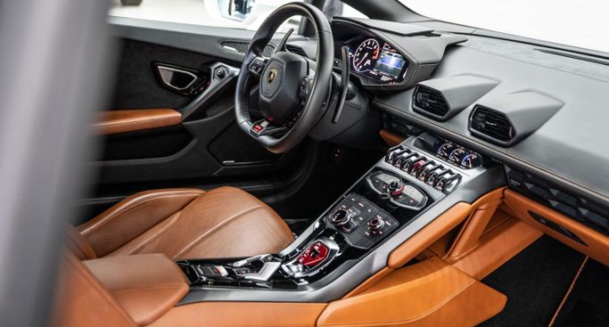 Подержанный Lamborghini Huracán I, 5.2 л, 2017 в Дубае от The Car Superstore Белый цвет. Японская | AUTO.AE