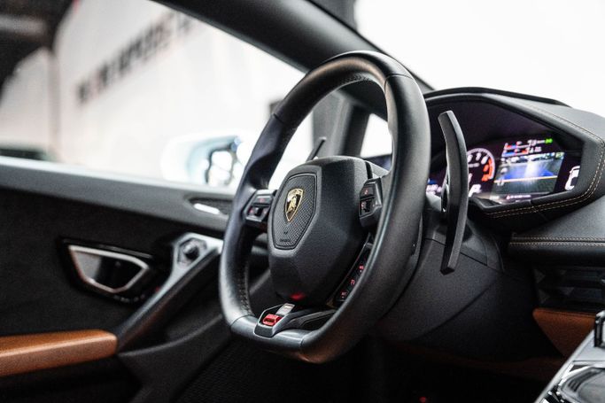 Подержанный Lamborghini Huracán I, 5.2 л, 2017 в Дубае от The Car Superstore Белый цвет. Японская | AUTO.AE