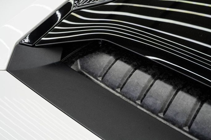 Подержанный Lamborghini Huracán I, 5.2 л, 2017 в Дубае от The Car Superstore Белый цвет. Японская | AUTO.AE