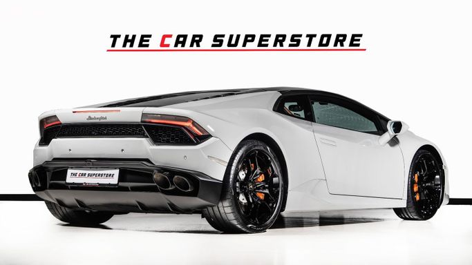 Подержанный Lamborghini Huracán I, 5.2 л, 2017 в Дубае от The Car Superstore Белый цвет. Японская | AUTO.AE