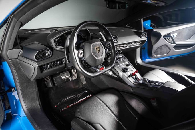 Подержанный Lamborghini Huracán I, 5.2 л, 2018 в Дубае от The Car Superstore Синий цвет. Европейская | AUTO.AE