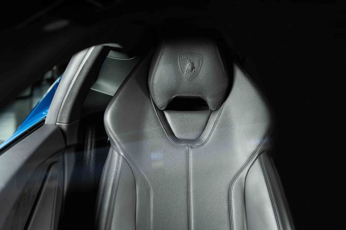 Подержанный Lamborghini Huracán I, 5.2 л, 2018 в Дубае от The Car Superstore Синий цвет. Европейская | AUTO.AE