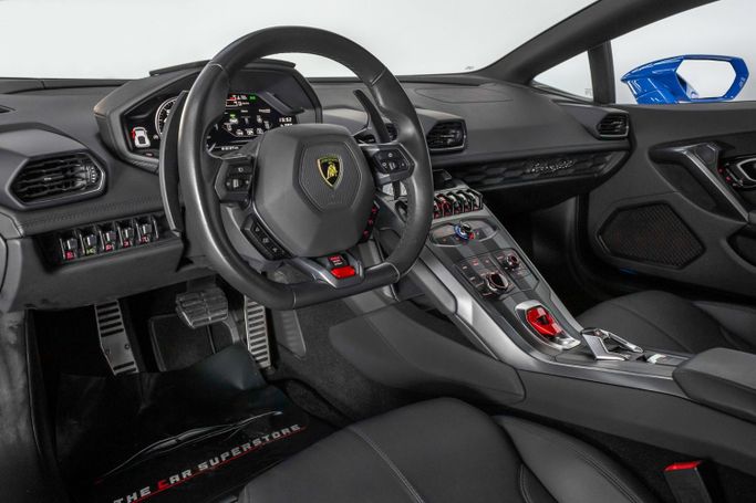 Подержанный Lamborghini Huracán I, 5.2 л, 2018 в Дубае от The Car Superstore Синий цвет. Европейская | AUTO.AE