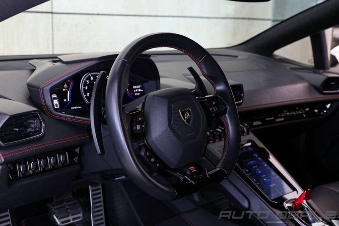 Подержанный Lamborghini Huracán EVO I Рестайлинг, 5.2 л, 2020 в Дубае от AUTO DEALS Белый цвет. GCC | AUTO.AE