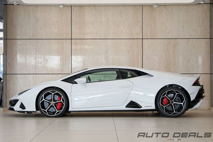 Подержанный Lamborghini Huracán EVO I Рестайлинг, 5.2 л, 2020 в Дубае от AUTO DEALS Белый цвет. GCC | AUTO.AE