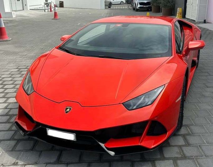 Подержанный Lamborghini Huracán EVO I Рестайлинг, 5.2 л, 2020 в Дубае от LiveCars Красный цвет. GCC | AUTO.AE