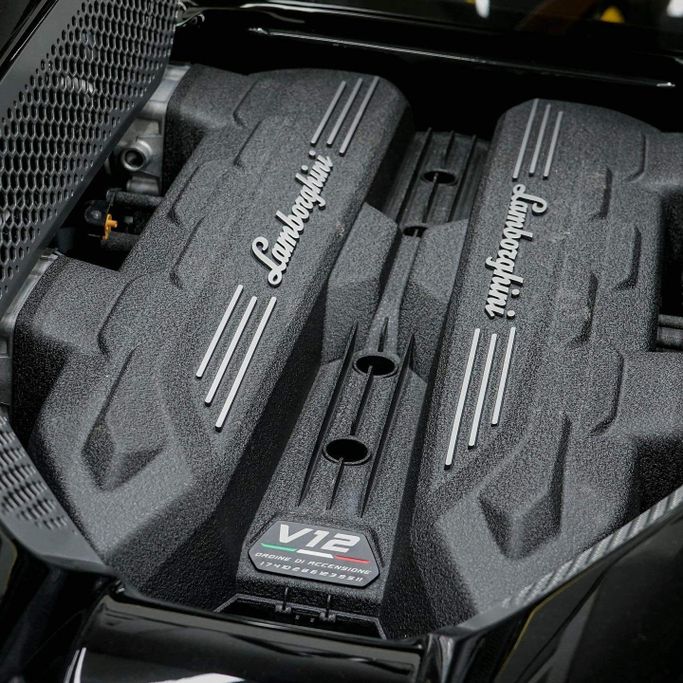 Подержанный Lamborghini Revuelto, 6.5 л, 2024 в Дубае от AAA Motors Желтый цвет. GCC | AUTO.AE