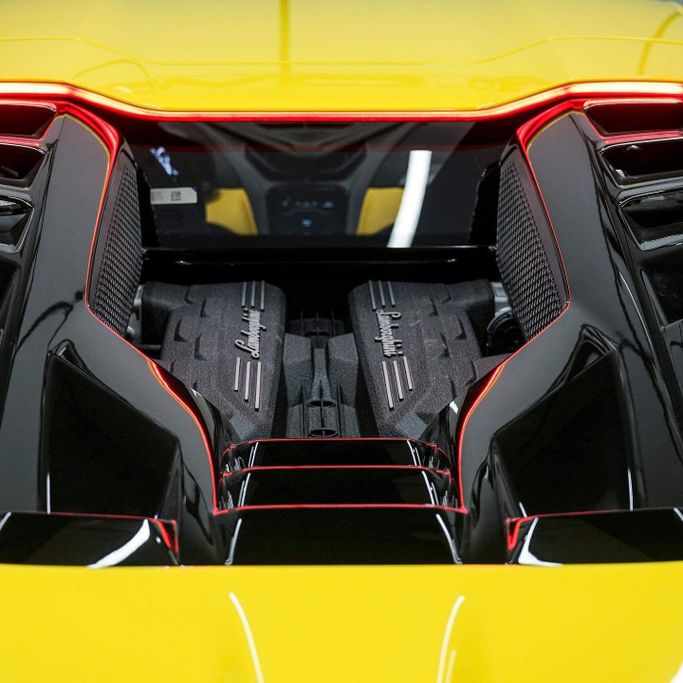 Подержанный Lamborghini Revuelto, 6.5 л, 2024 в Дубае от AAA Motors Желтый цвет. GCC | AUTO.AE