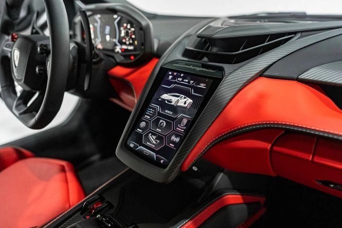 Подержанный Lamborghini Revuelto, 6.5 л, 2024 в Дубае от LMG Motors Белый цвет. Японская | AUTO.AE