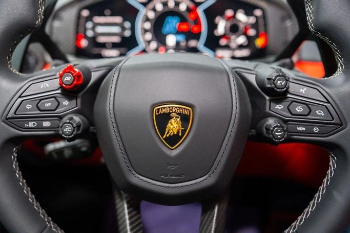 Подержанный Lamborghini Revuelto, 6.5 л, 2024 в Дубае от LMG Motors Белый цвет. Японская | AUTO.AE