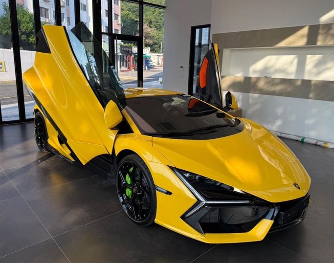 Подержанный Lamborghini Revuelto, 6.5 л, 2025 в Дубае от Fair Import Желтый цвет. Корейская | AUTO.AE