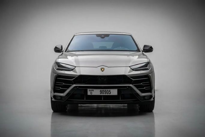Lamborghini Urus I, 2023 رياضي دفع رباعي 5 أبواب للتأجير في في دبي من Rotana Star Rent a Car، اللون رمادي | AUTO.AE