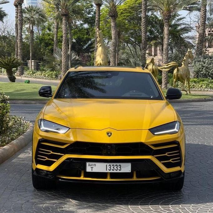 Lamborghini Urus I, 2022 رياضي دفع رباعي 5 أبواب للتأجير في في دبي من Sydney Rent A Car، اللون أصفر | AUTO.AE