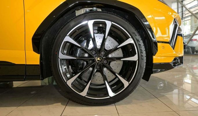 New Lamborghini Urus Performante I Facelift, 4.0 l, 2024 in Dubai by F7 Motors, Yellow color. European Specs | AUTO.AE