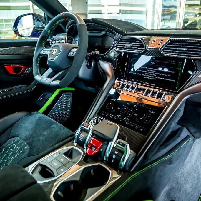 Подержанный Lamborghini Urus Performante I Рестайлинг, 4.0 л, 2024 в Дубае от Q Motors Пурпурный цвет.  | AUTO.AE