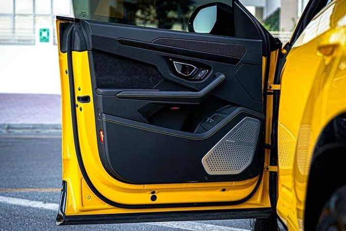 Подержанный Lamborghini Urus I, 4.0 л, 2022 в Дубае от MBA Motors Желтый цвет. Европейская | AUTO.AE