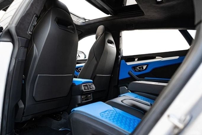 Подержанный Lamborghini Urus I, 4.0 л, 2020 в Дубае от LMG Motors Серебристый цвет. Японская | AUTO.AE