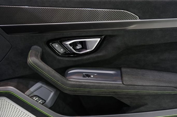 Used Lamborghini Urus Performante I Facelift, 4.0 l, 2023 in Dubai by Sanam Cars, Blue color. GCC Specs | AUTO.AE