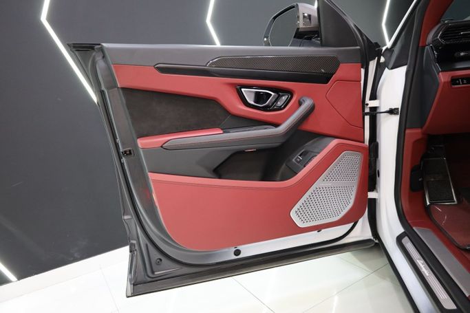 Used Lamborghini Urus S I Facelift, 4.0 l, 2022 in Dubai by Sanam Cars, White color. GCC Specs | AUTO.AE