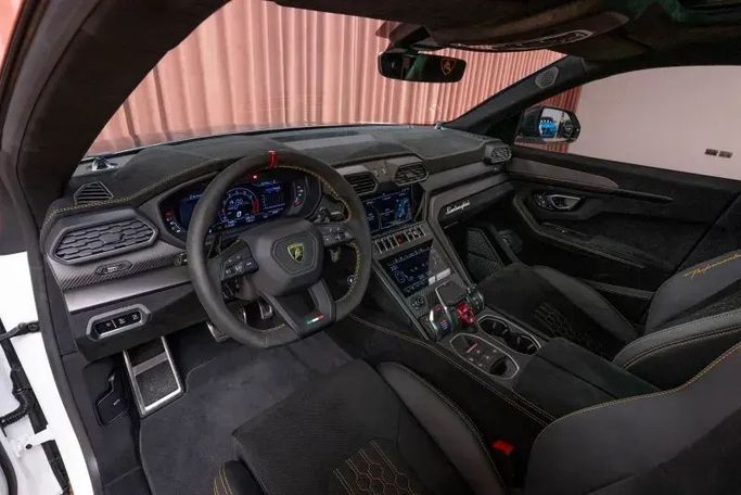 Подержанный Lamborghini Urus Performante I Рестайлинг, 4.0 л, 2024 в Дубае от Automobili Motors Белый цвет. GCC | AUTO.AE
