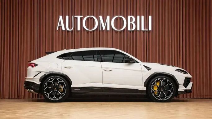 Подержанный Lamborghini Urus Performante I Рестайлинг, 4.0 л, 2024 в Дубае от Automobili Motors Белый цвет. GCC | AUTO.AE
