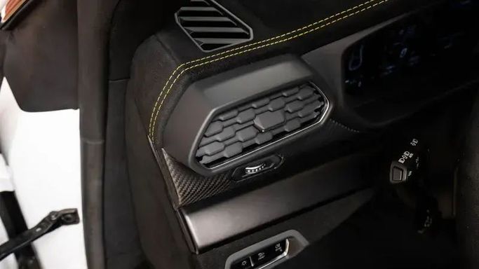 Подержанный Lamborghini Urus Performante I Рестайлинг, 4.0 л, 2024 в Дубае от Automobili Motors Белый цвет. GCC | AUTO.AE