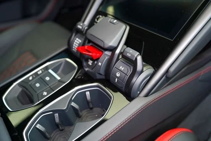 Подержанный Lamborghini Urus S I Рестайлинг, 4.0 л, 2023 в Дубае от Exotic Cars Золотистый цвет. Other | AUTO.AE