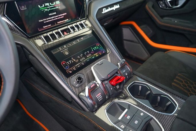 Used Lamborghini Urus Performante I Facelift, 4.0 l, 2023 in Dubai by Exotic Cars, Green color. Other | AUTO.AE