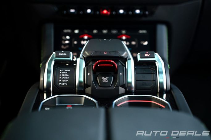 Новый Lamborghini Urus Se I Рестайлинг, 4.0 л, 2025 в Дубае от AUTO DEALS Черный цвет. Европейская | AUTO.AE