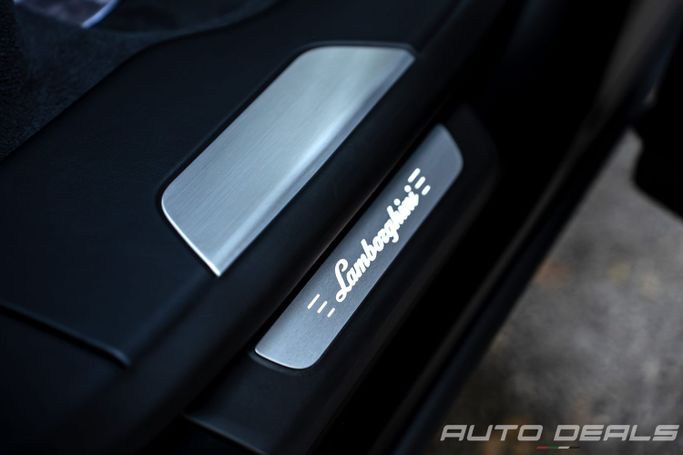 Новый Lamborghini Urus Se I Рестайлинг, 4.0 л, 2025 в Дубае от AUTO DEALS Черный цвет. Европейская | AUTO.AE