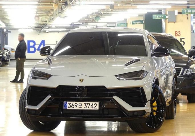 مستعملة Lamborghini Urus S أنا شد الوجه, 4.0 l, 2024 في في دبي من Fair Import، اللون أبيض. المواصفات الكورية | AUTO.AE