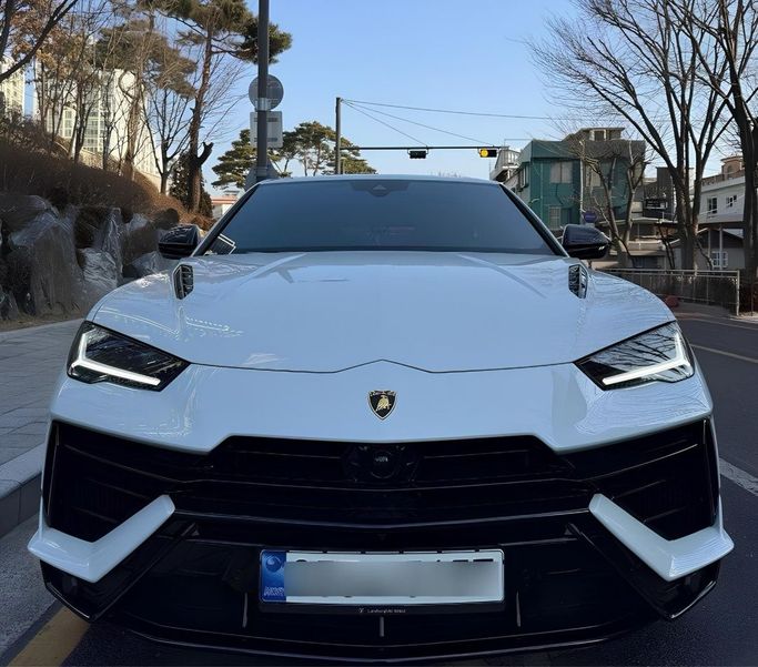 Used Lamborghini Urus S I Facelift, 4.0 l, 2023 in Dubai by Fair Import, White color. Korean Specs | AUTO.AE