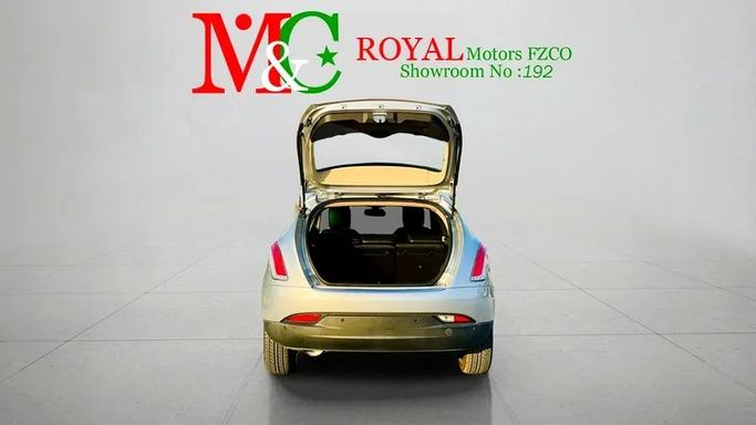 Подержанный Lancia Delta III (844) Рестайлинг, 1.7 л, 2011 в Дубае от Mirza Automobile FZE Серебристый цвет. Японская | AUTO.AE