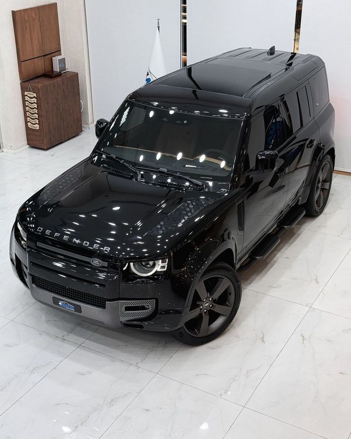 Подержанный Land Rover Defender 90 II, 3.0 л, 2023 в Дубае от 4 Matic Motors Черный цвет. GCC | AUTO.AE