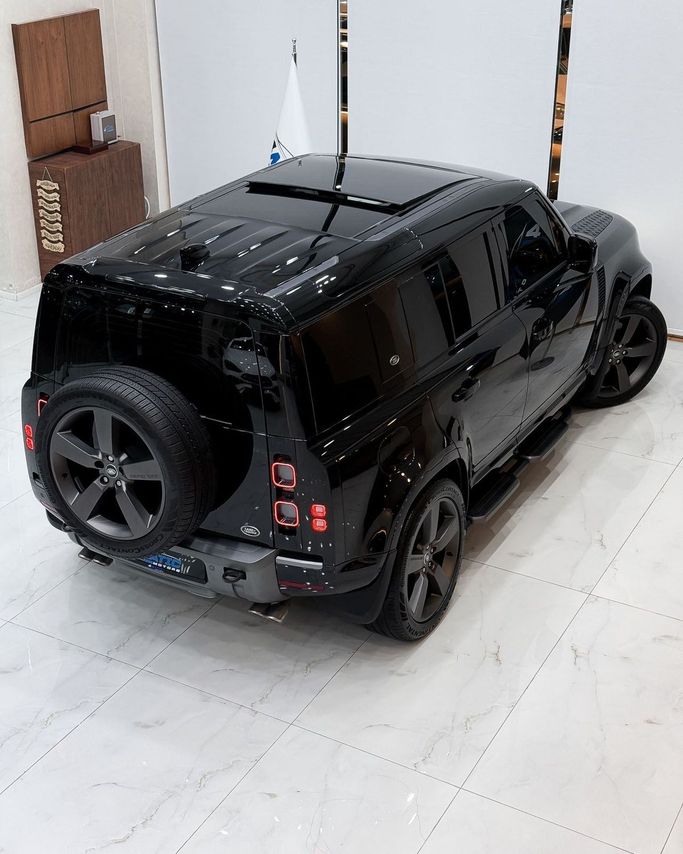 Подержанный Land Rover Defender 90 II, 3.0 л, 2023 в Дубае от 4 Matic Motors Черный цвет. GCC | AUTO.AE
