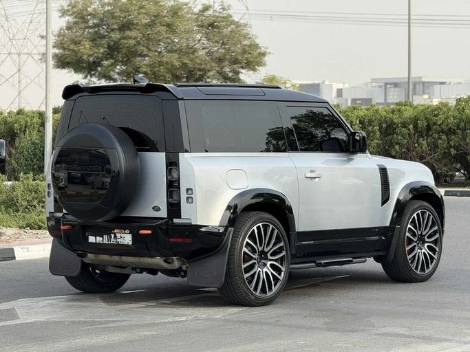 Подержанный Land Rover Defender 90 II, 3.0 л, 2021 в Дубае от Royal Motors Серебристый цвет. GCC | AUTO.AE