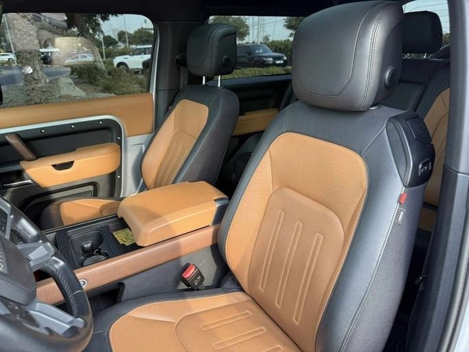 Подержанный Land Rover Defender 90 II, 3.0 л, 2021 в Дубае от Royal Motors Серебристый цвет. GCC | AUTO.AE