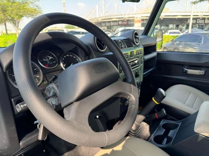 Подержанный Land Rover Defender Base Utility 110 I Рестайлинг, 2.2 л, 2016 в Дубае от Royal Motors Зеленый цвет. Европейская | AUTO.AE