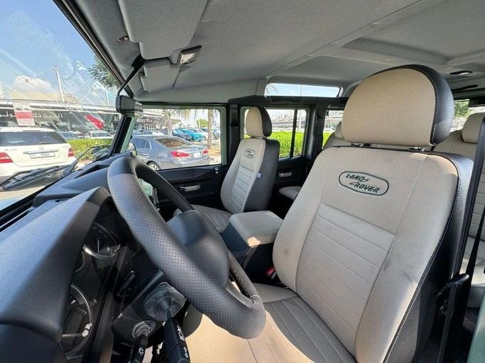 Подержанный Land Rover Defender Base Utility 110 I Рестайлинг, 2.2 л, 2016 в Дубае от Royal Motors Зеленый цвет. Европейская | AUTO.AE