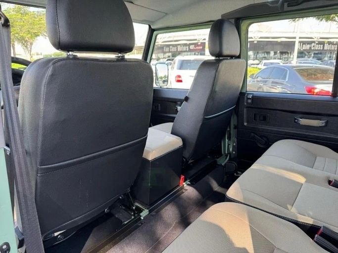 Подержанный Land Rover Defender Base Utility 110 I Рестайлинг, 2.2 л, 2016 в Дубае от Royal Motors Зеленый цвет. Европейская | AUTO.AE
