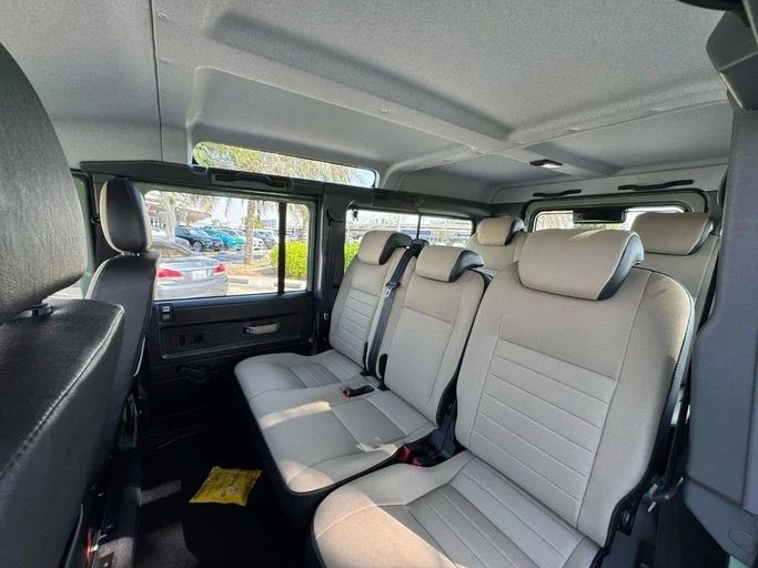 Подержанный Land Rover Defender Base Utility 110 I Рестайлинг, 2.2 л, 2016 в Дубае от Royal Motors Зеленый цвет. Европейская | AUTO.AE