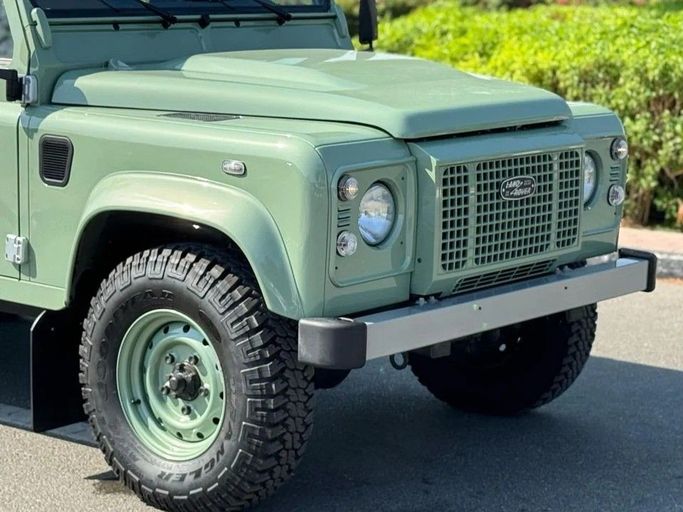 Подержанный Land Rover Defender Base Utility 110 I Рестайлинг, 2.2 л, 2016 в Дубае от Royal Motors Зеленый цвет. Европейская | AUTO.AE