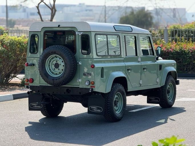 Подержанный Land Rover Defender Base Utility 110 I Рестайлинг, 2.2 л, 2016 в Дубае от Royal Motors Зеленый цвет. Европейская | AUTO.AE