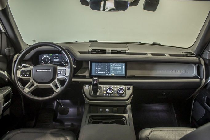 Подержанный Land Rover Defender 110 II, 2.0 л, 2022 в Дубае от C7 Motors Белый цвет.  | AUTO.AE