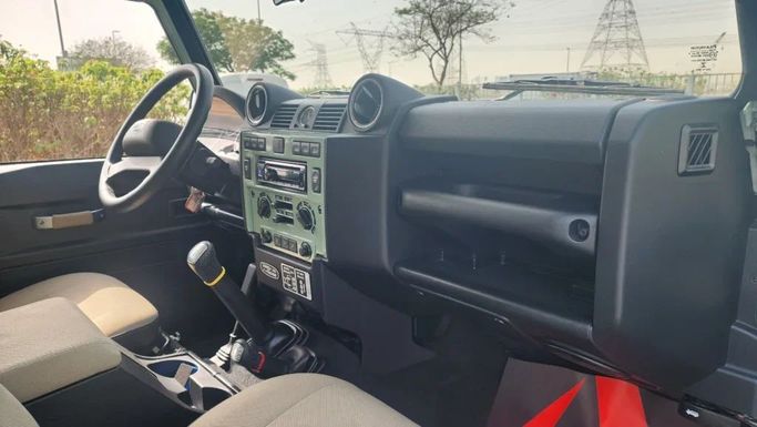 Новый Land Rover Defender 110 I Рестайлинг, 2.2 л, 2016 в Дубае от Alwan Global Cars Зеленый цвет. Other | AUTO.AE