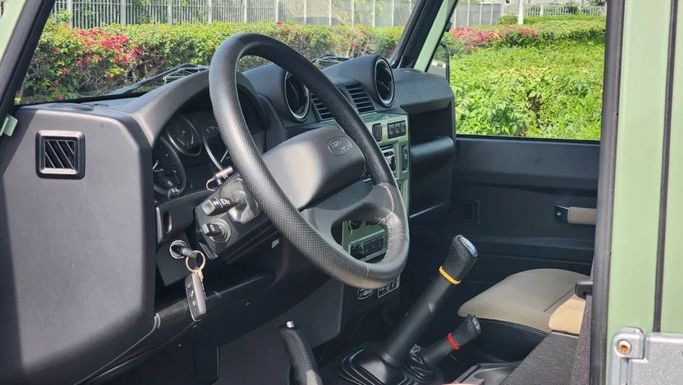 Новый Land Rover Defender 110 I Рестайлинг, 2.2 л, 2016 в Дубае от Alwan Global Cars Зеленый цвет. Other | AUTO.AE