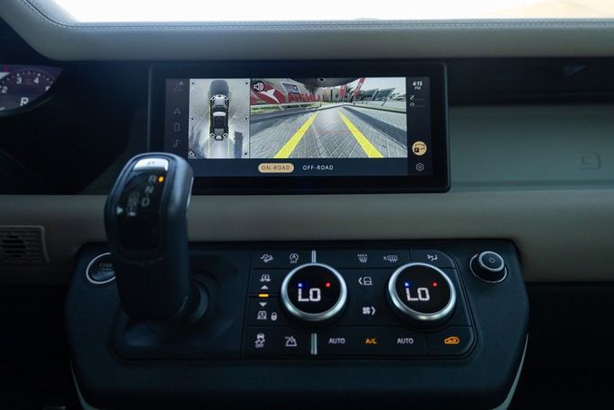 Подержанный Land Rover Defender 110 II, 2.0 л, 2022 в Дубае от Linda Cars Белый цвет. GCC | AUTO.AE